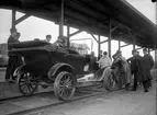 Göteborgs Handels- och Sjöfartstidnings reportagedressin,  på premiärturen Göteborg - Halmstad, den 22 septembet 1922. Dressinen är en ombyggd T-Ford, där hjulen helt enkelt har bytts ut mot hjul med flänsar.