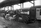 Två av Göteborgs Handels- och Sjöfartstidningens motordressiner som användes för tidningsdistribution. Här lastas de med tidningar inne på Göteborgs station.