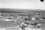 Flygfoto över stationen och samhället.