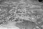 Flygfoto över stationen och samhället.