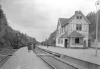 Tåg på ingång till stationen