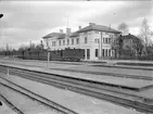 Godsvagnar och personvagnar på Västra station.