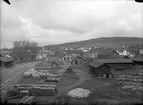 Smedjebacken, Smedjebackens hamn. Ursprungligen Smedjebackens Järnväg. Det gamla lokstallet och järnvägsverkstaden syns mitt i bilden.