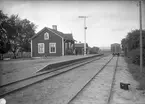 Stationen. 
Hållplats anlagd 1889. Envånings stationshus i trä 
T semafor