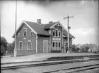 T semafor
En- och enhalvvånings stationshus i trä, stationen öppnad 25.11.1899. Lokstall i tegel för två spår. Bevakningen upphörde 31 maj 1959 och stationen var därefter hållplats fram till nedläggningen 1961. Stationshuset kvar 1988 som sommarbostad .Trafikplats anlagd 1900. 1945-47 renoverades hela undre våningen