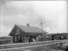 T semafor
Hållplats anlagd 1895. Liten envånings stationsbyggnad i trä. Expeditionslokalerna och bostadslägenheten renoverades 1949