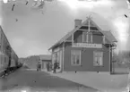 Trafikplats anlagd 1899. Stationshus i en och en halv våning i trä. 1937 företogs en utbyggnad för att skaffa plats för Pressbyråns kiosk och en bostadslägenhet.