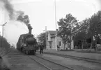 VGJ lok 14 ,(Västergötland - Göteborg Järnväg)  
T semafor
Stationen anlades 1874. Stationshuset (nu tvåvånings putsat) påbyggdes en våning 1920 och expeditionslokalen moderniserades 1940