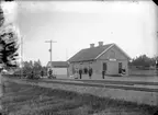 T semafor
Trafikplats anlagd 1889. Envånings stationshus i tegel, moderniserat på 1930-talet