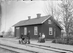 Hållplats anlagd 1895. Envånings stationshus i trä