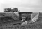 LJ lok 1 med vagn vid bron över Storebergsån, (Lidköping Järnväg)