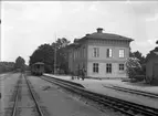 Stationen anlades 1884. Stationshuset (två våningar i putsat tegel) har sedan ombyggts i flera etapper. 1935 tillbyggdes väntsalen med lokaler för Pressbyråns servering och kiosk. 1942 renoverades huset i sin helhet, taket byggdes om och en flygel med lokaler för busstation, bagagerum mm uppfördes. Stationshusets exteriör moderniserades och fick en tidsenlig utformning