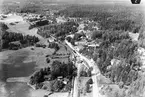 Flygfoto över stationen
Stationen anlades 1874, men lokalerna ha sedan moderniserats. Envånings stationsbyggnad i trä.