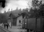 Station anlagd 1878. Efter Gamlebybranden 1920 ombyggdes stationshusets övre våning. Nu en- och enhalvvånings, putsat. Pressbyrån har kiosk intill stationshuset. Stationshuset eldhärjat 1920.