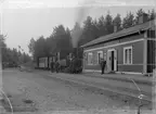 T semafor
Stationshuset, en våning i trä, uppfört 1907. Kombinerat med poststation. Huset kvar ännu 1977 klätt med Sisiplattor och använd som bostad. Godsmagasinet var flyttat från Solberga station (tillhörde tändsticksbolaget) och revs 1948. Ett lokstall av trä uppfördes i södra änden av bangården. Ett nytt lokstall i tegel uppfört 1929 med tre stallplatser. Efter järnvägens nedläggning användes stallet som mekanisk verkstad till 1976 då det revs