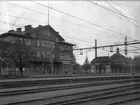 Första stationshuset av trä, Gnestatypen, tillbyggdes några gånger, men blev för trångt .Det flyttades då till Skebokvarn. Istället byggdes ett större envånings stenhus 1892. Mittpartiet medgav en hög och prydlig vestibul, och allt inrättades så tidsenligt som möjligt. Det breda skärmtaket är av järn och glas.Stationshuset har moderniserats 1924 o 1936.