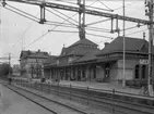 Första stationshuset av trä, Gnestatypen, tillbyggdes några gånger, men blev för trångt .Det flyttades då till Skebokvarn. Istället byggdes ett större envånings stenhus 1892. Mittpartiet medgav en hög och prydlig vestibul, och allt inrättades så tidsenligt som möjligt. Det breda skärmtaket är av järn och glas.Stationshuset har moderniserats 1924 o 1936.