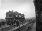 Första Lapplandsexpressen
Tvåvånings stationshus av timmer, byggt av SJ. Arkitekt Folke Zettervall.
Den 19 juni 1903 avgick Lapplandsexpressen, det första snabb- och lyxtåget till Lappland från Stockholms Central. Tåget bestod av två sovvagnar i första klass, en salongsvagn, en restaurangvagn och en tredjeklassvagn för betjäningen. Lapplandsexpressen avgick klockan fyra på eftermiddagen från Centralen. 48 timmar senare var tåget framme i Narvik