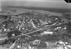 Flygfoto över stationen
Station anlagd 1921. En- och enhalvvånings stationshus i trä. Omfattande reparationer 1945