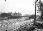 Huset närmast till vänster är bostadshus 9A och banvaktstuga Krampen syns längre bort.
Stationen uppfördes 1899. 1946 grundlig renovering.
