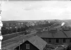 Bangården. 1916 och 1943 har utbyggnad av bangården skett.