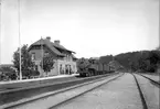 Stationen ,SJ J-lok
Stationen anlagd 1907. Stationshus i två våningar i sten. Expedition och väntsal renoverad 1937.
