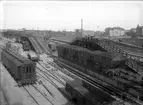 Statens Järnvägar, SJ lokstation.
Kolgivningsanordningen byggdes om 1926. Ny slaggningsanordning i betong och sandningsportal byggdes. I stallet syns vaggtendern på ett SJ F-lok och bakom bortre kolbryggan ett SJ Ke/Kh-lok.
Två sovvagnar litt SJ Ao2a står till vänster och de fyra kolvagnarna är SJ Q16 22995, SJ Q16 22989, SJ Q16 22988?, SJ Q16 22993? ombyggda från malmvagnar 1925.