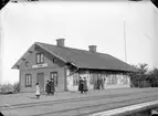 Blev station 1874. Stationshuset är ett enkelt, mindre trähus, modellhus för Grimstorp. Stationen öppnad 4.10.1875