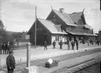 Foto från första Lapplandsexpressen
Den 19 juni 1903 avgick Lapplandsexpressen, det första snabb- och lyxtåget till Lappland från Stockholms Central. Tåget bestod av två sovvagnar i första klass, en salongsvagn, en restaurangvagn och en tredjeklassvagn för betjäningen. Lapplandsexpressen avgick klockan fyra på eftermiddagen från Centralen. 48 timmar senare var tåget framme i Narvik.
Tvåvånings stationshus i trä. . Arkitekt: Edelsvärd. Stationen omb. 1927,  K-märkt 1986. Stationen anlades 1889.