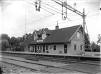 Det första stationshuset i Väring uppfördes 1859. Två tillbyggnader i södra änden utfördes under 1880- och 1890-talen. Under 1947-48 byggdes ett nytt stationshus (en våning i tegel), som togs i bruk 1948-10-14. Godsmagasinet är sammanbyggt med stationshuset.