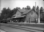 Statens Järnvägar, SJ Cc-lok på ingående
Stationen öppnade för trafik 1 oktober 1869. Byggnaden (en- och enhalvvånings i tegel) moderniserades 1946 då vatten och avlopp installerades. Station öppnad 1/10 1869, hållplats 18/6 1973, men kvar som trafikteknisk station. Stationshuset sålt