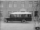 Under 1928-1937 AB Svenska Järnvägsverkstäderna ökade sin produktportfölj med landsvägsfordon med särskilt busskarosser. Kunderna hade många gånger egna krav på inredning och andra detaljer. På bilden syns Reo FB-buss tillverkad för Varberg - Borås Järnväg. Bussen troligen har Linköpings träkarosser under plåten. Svenska Järnvägsverkstäderna också patenterade stålkonstruktion som började tillverkas från 1944.