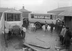 Packhuskajen 1923. Två av Göteborgs Spårvägars fyra första bussar har levererats via järnväg.