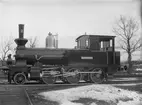 SEJ lok 2. Leveransfoto. Ånglok på vändskiva. Fick namnet  Rockesholm. Loket tillverkades av Nohab. Skrotades 1936.