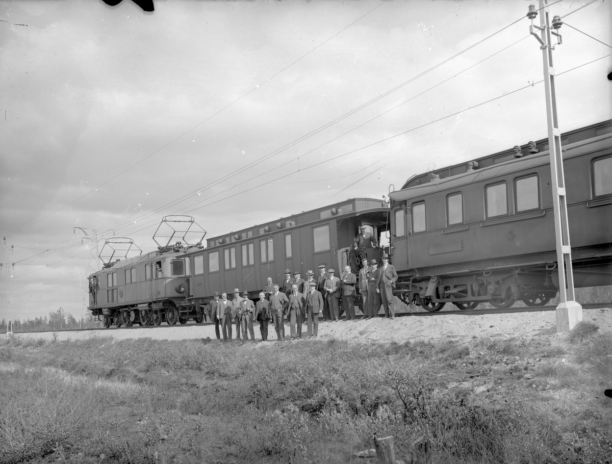 Ellok litt Pa nr 27.

Lok 27 är ett av två snälltågslok, som i princip är uppbyggda som de första malmtågloken, men som enkellok. Motorn är två meter i diameter och driver utan kugghjul, via koppelstänger, lokets blindaxel.
Loket är i 1930 års utförande och i körbart skick.
Plåtklädd träkorg, blågrå.