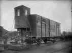 Bergslagernas Järnvägar, BJ Zm 1 och BJ Gmh 614, lokomotor och täckt godsvagn med bromsarhytt. Lokomotorn var Bergslagernas Järnvägars första och tillverkad av Breuer 1924.