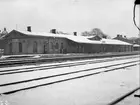 Större envånings stationshus i sten, tillbyggt två gånger.  1910 omb, 1913-19 stationsombyggnad,