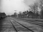 Stationshus av Gnestamodellen. Stationen anlades på 1870-talet. Stationshuset har sedan byggts ut i flera etapper. Stationen har elektrisk kran och travers (10 ton). . NÖJ , ( Norra Östergötland Järnväg ) gick under SJ väster om stationen