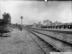 Gamla huvudspåren
Rangerbangården anlades 1878-82, med utvidgningar 1903-04 och 1918. Norra stambanans och SWB spår, som tidigare framgått genom stationen, flyttades 1918 till sin nuvarande sträckning. Vid stationen ligger den 1899 ibruktagna och 1931 moderniserade och tillbyggda huvudverkstaden.