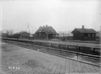 Stationshus och godsmagasin
Stationen öppnades 1/11 1879. Stationshuset var då ett tvåvånings trähus med bostadslägenhet i övervåningen. 1917 bygdes ett nytt stationshus. 1930-31 anlades persontunnel. Elektriskt ställverk 1938. Bangården har byggts om 1909, 1926 o 1929.