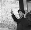 Sveriges Järnvägsfamilj Nr 1. Korad i SJ-NYTT nr 11-12  År:1956. Stationskarl Ragnvald Johansson pekar ut var vi befinner oss