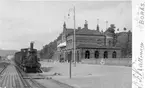 Borås nedre station. Stationen uppfördes 1894 och fick då namnet Borås Nedre. 15 maj 1930 bytte stationen namn till Borås Central.
På spåret syns KHdJ lok 3 INDUSTRIEN, tillverkat av Nydqvist & Holm och inköpt av Kinds Härads Järnväg, KHdJ, 1886.

KHdJ köptes 1899 upp av Borås Alvesta Järnvägsaktiebolag, BAJ, och loket på bilden numrerades 1902 om till BAJ 23. 1918 skedde en ny omnumrering och loket fick då namnet BAJ 63. Det skrotades slutligen 1933.