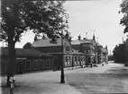 Borås nedre station sedd från gatusidan. Godsmagasinet till vänster i bild. Stationen uppfördes 1894 och fick då namnet Borås Nedre. 15 maj 1930 bytte stationen namn till Borås Central.