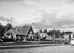 Bottnaryd järnvägsstation. Stationen lades ner 1960 och stationshuset övertogs då av posten. Byggnaden revs slutligen omkring 1980. Till höger i bild syns ett diesellok tillhörande Statens Järnvägar, SJ T21.
