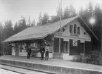 Brunsberg järnvägsstation. 

Reklamskyltar: Hofjuvelerare K. Anderson, Van Houten´s Cacao, Singer Symaskiner, Helsingborgs Galoscher, Malmö Stora Walskvarn, Sunlight Tvål.