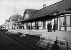 Bräcke nya stationshus, byggt 1910. I bakgrunden syns järnvägshotellet och där bakom det gamla stationshuset.