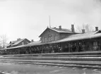 Järnvägsstationen i Charlottenberg, uppförd 1865. Till vänster om stationshuset står ett hotell som byggdes 1921. Dörren längst till höger i bild är ingången till tullkammaren och nästa dörr till vänster är entrén till väntsalen för 1:a och 2:a klass resenärer.