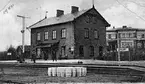 Dalby järnvägsstation anlagd 1893 av  MöToJ Malmö - Tomelilla Järnväg, MöToj. I Bakgrunden syns järnvägshotellet.