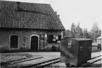 Järnvägsstationen i  Dalkarlsberg, invigdes 1873 och inrättades i det Dalkarlsbergs Gruvfälts gamla materialhus som stod färdigt 1828.
1940 upphörde persontrafiken från Dalkarlsberg och 1953 upphörde även godstrafiken, året därpå togs spåret bort.
På spåret står en mindre godsvagn. BDJ F 12, tillhörandes Bredsjö-Degerfors Järnväg.
På kortet står skrivet: Mor vid Dalskarlsberg 30/6 1933.