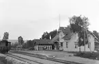 Dalum Järnvägsstation, anlagd 1874 av Ulricehamns Järnväg, UJ. 1903 såldes UJ till Västra Centrabanan, VCJ, och linjen byggdes om till normalspår, vilket var färdigt 1906.  I samband med detta uppfördes också ett nytt stationshus. På bilden syns det nya stationshuset anlagt av VCJ.